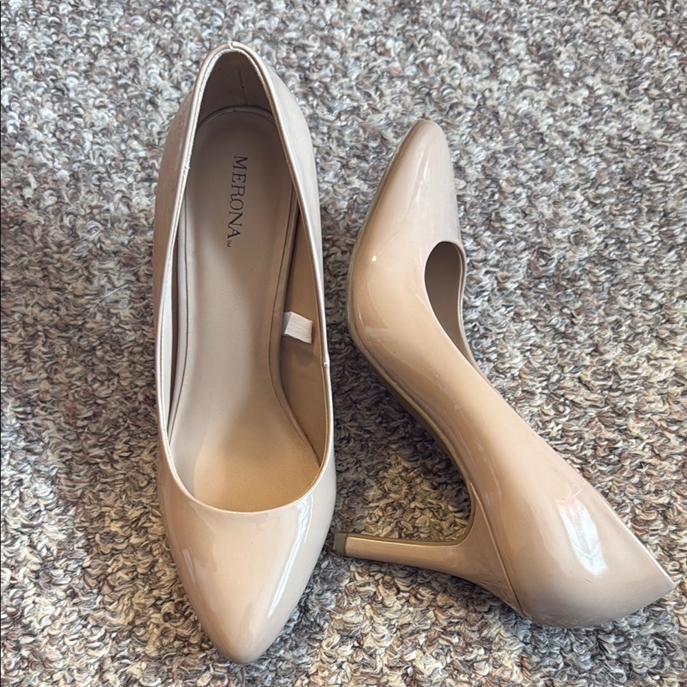 Nude pumps
